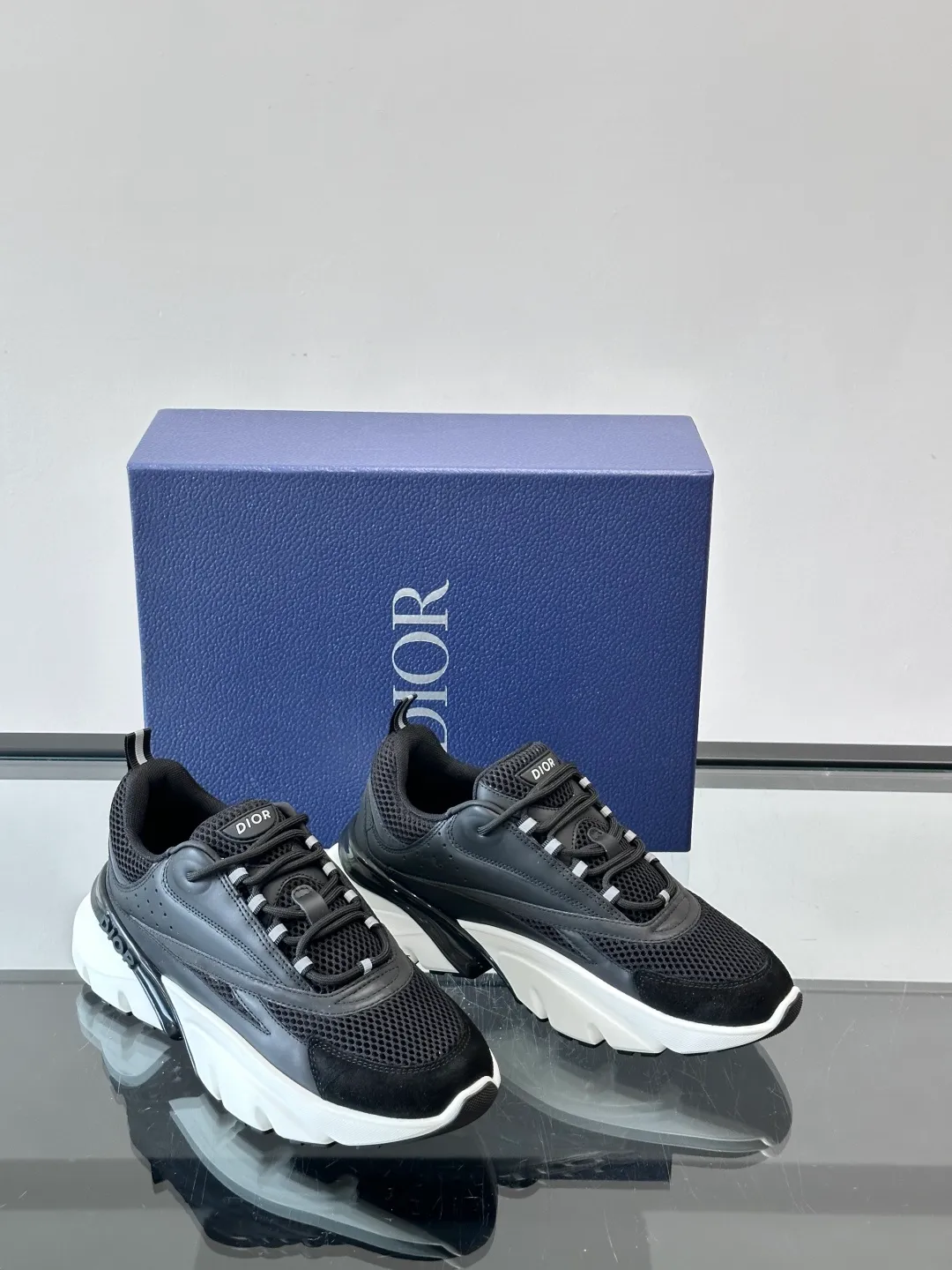 Men's shoes 💰p520 "Dior" B22 retro jogging shoes, inspired by classic jogging shoes, low-top thick sole design, cow leather + mesh fabric splicing, perfect texture and breathable. The black and white engraved rubber sole has great grip and comfort, and is OK for daily wear or sports! There is an embossed "CD" logo on the side of the shoe, which is low-key and recognizable. Rich colors, black and white, gray and blue, etc., versatile and fashionable, loved by European and American hip-hop circles and bloggers, a must-have for trendy wear size: 39-44 (customized at 45.46)